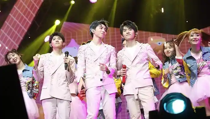 00后王源和易烊千玺组成的tfboys组合是目前中国最火的男团之一