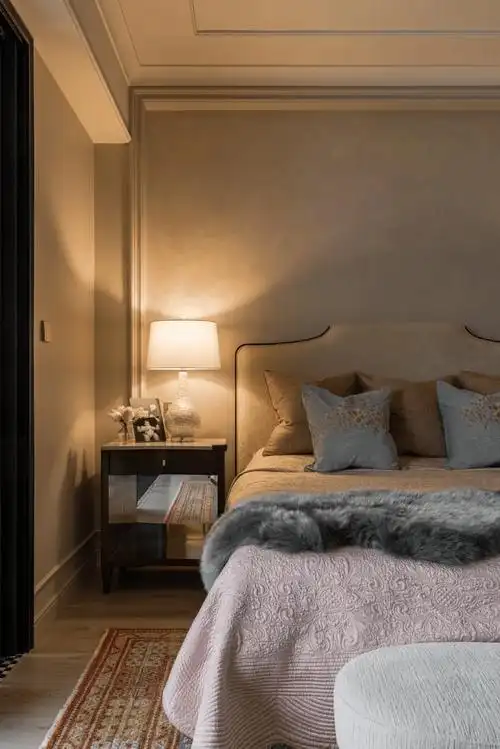 漆的光泽隐隐闪现,传递出居住者对细节的把控以及对生活品质的要求