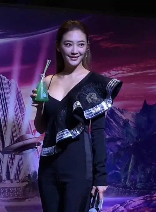 应采儿出席活动,深v套装大胆秀身材,网友:陈小春不得急了_网易订阅