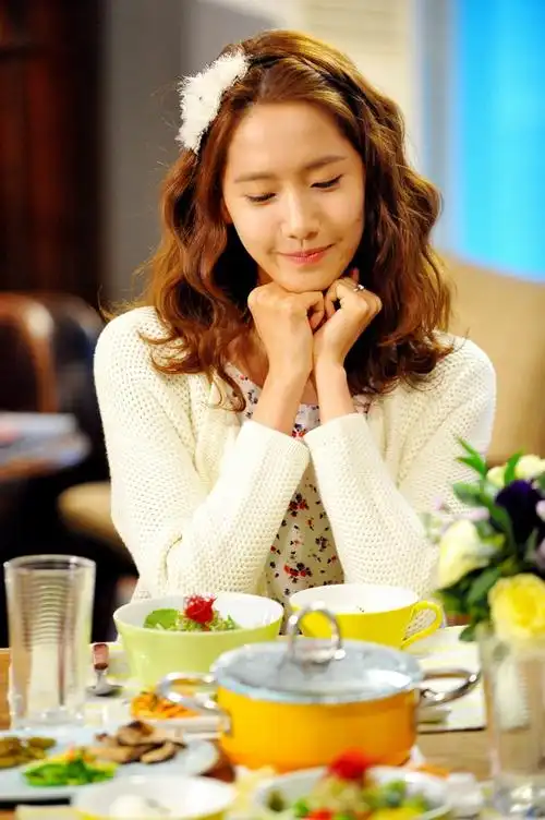 林允儿爱情雨握着手笑的一张图片 允儿短黑发上身红色卫衣,下身黄色