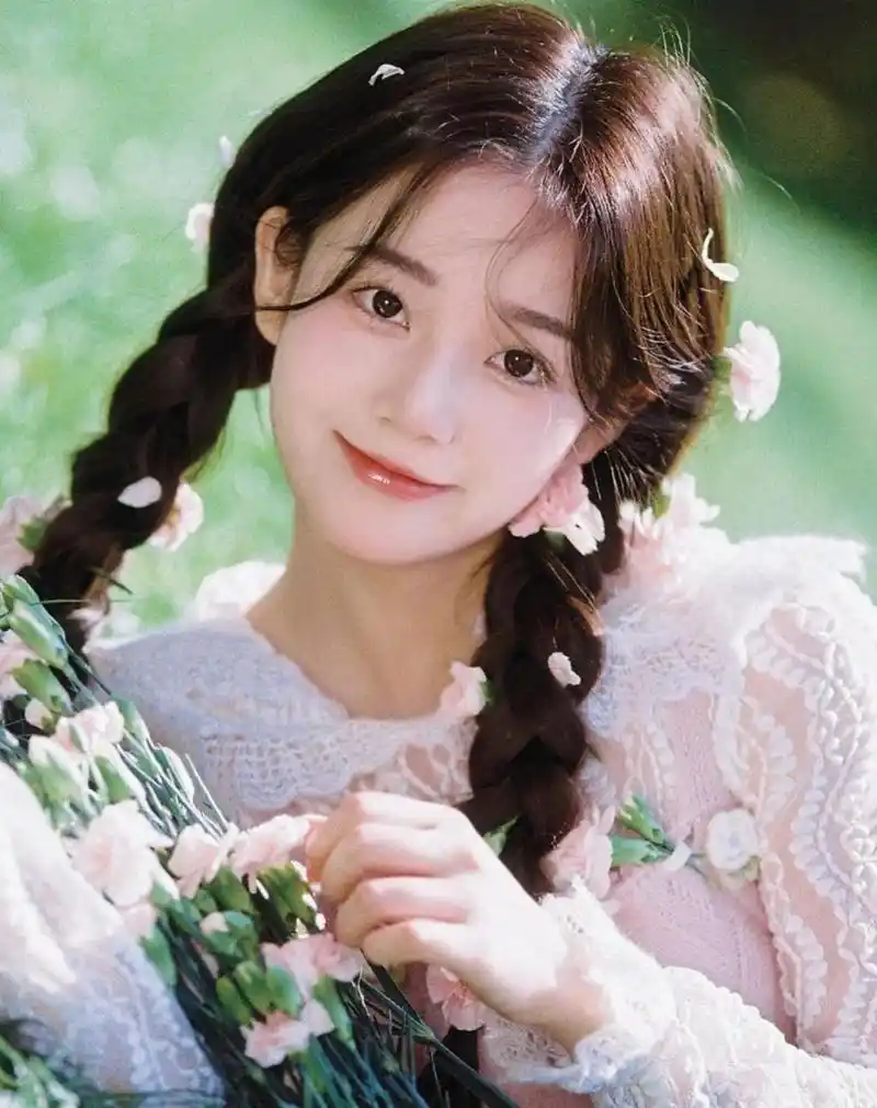 假如你发量很多,快来试试元气满满的,低双马尾编发写真吧