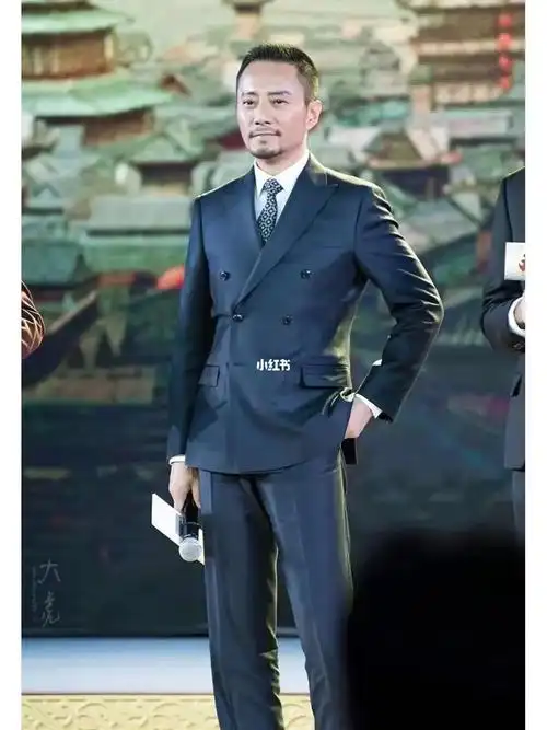 张涵予双排西服