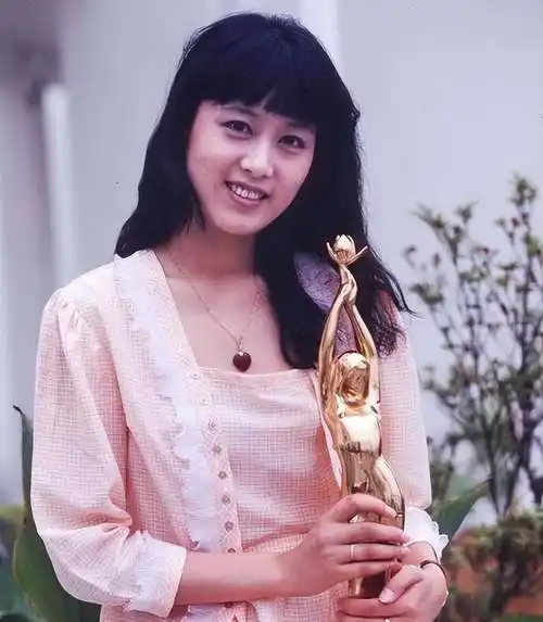 演员吴玉芳:嫁江嘉良,为爱隐退连生两女,恩爱34年无绯闻_表演_角色