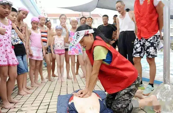 2. 一律不控水,对心脏骤停的溺水者,要立即进行心肺复苏.