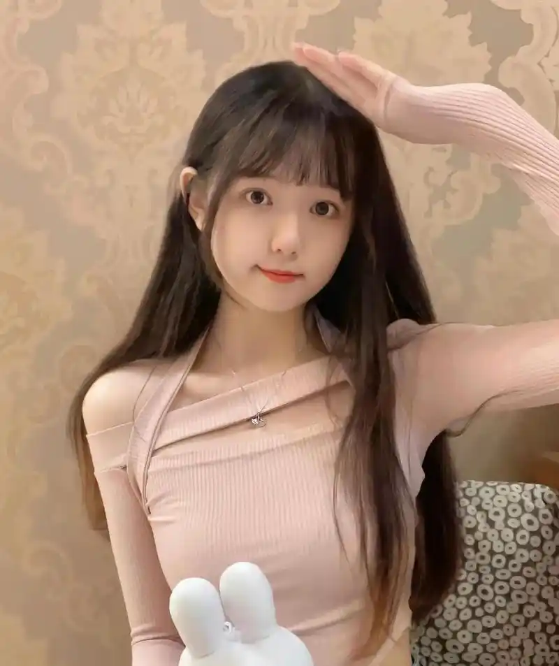 十七八岁的可爱姑娘,眼神里透露着无法隐藏的青春朝气.