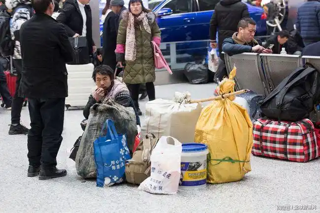 春运农民工都带什么行李?看完泪奔.