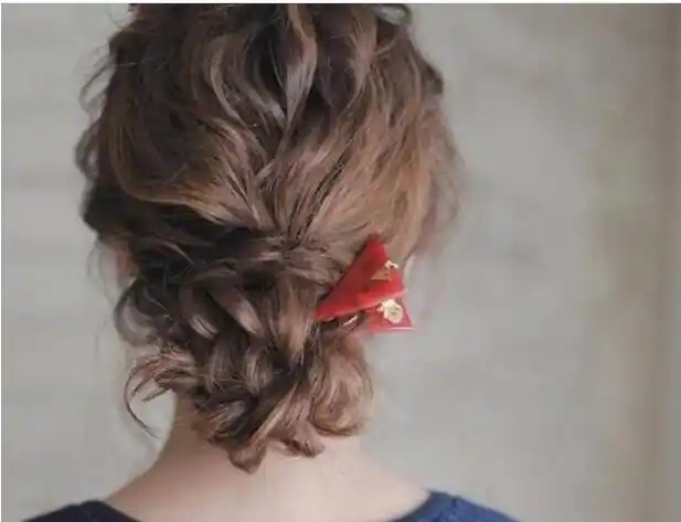 卷发女生如何扎头发才好看 名媛气质女生卷发发型来示范