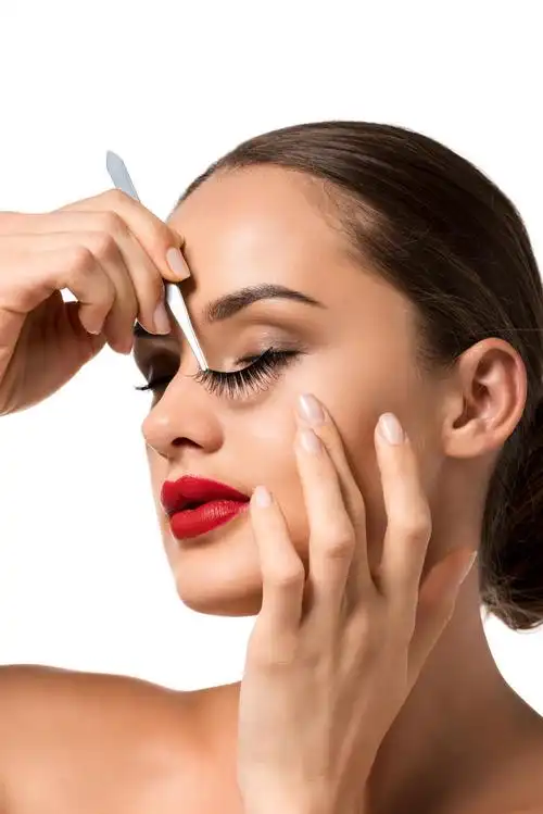 美丽的女孩带假睫毛