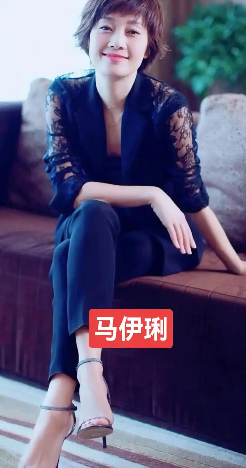 马伊琍,1976年出生于上海市虹口区,身高164cm,祖籍江 - 抖音