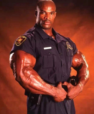 今天要说的这位肌肉要比施瓦辛格大一圈,更是八次奥赛冠军获得者,创造