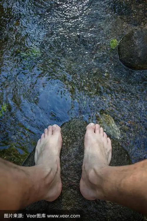 赤裸的男人的脚在野外