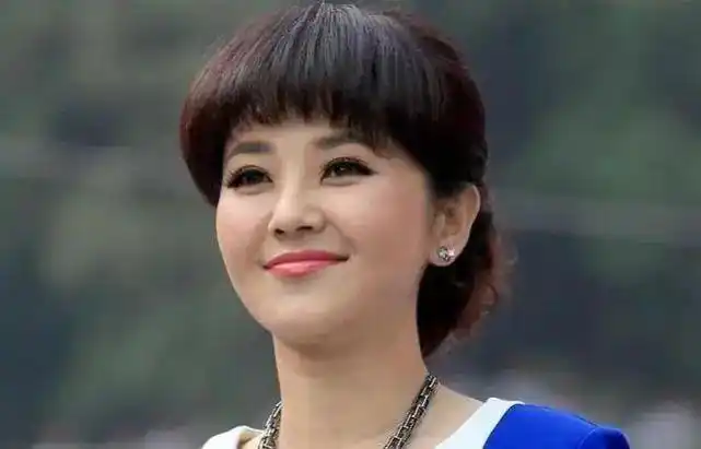 央视主持人方琼闪婚嫁给大8岁副台长如今49岁很美很幸福