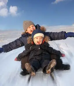 儿童在雪橇上图片