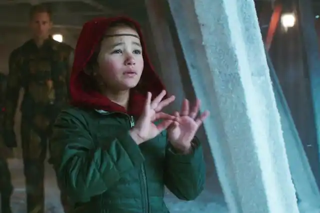 《哥斯拉大战金刚》猴王亮出胸肌,蜥蜴龙爪手,小女孩需要玛莎