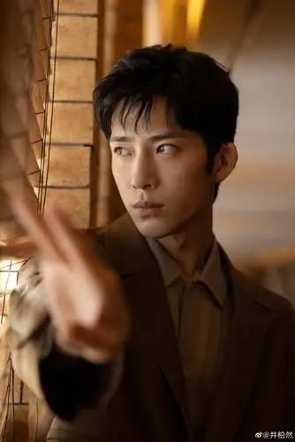 井柏然晒个人西装写真 迷离眼神似忧郁王子