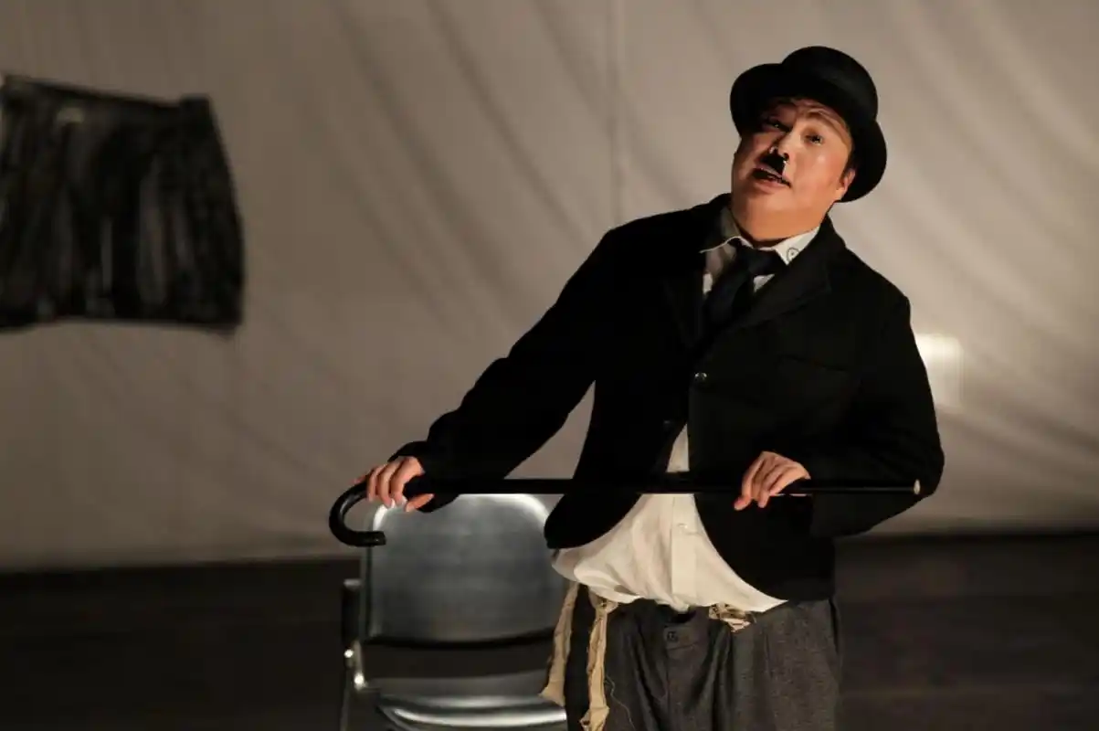 二战时,德国和日本人留的一撮"卫生胡"有什么用?关键时可保命