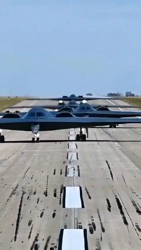 美空军数架b2轰炸机怀特曼空军基地起飞训练