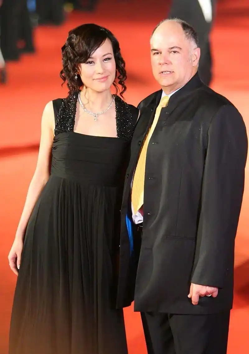 邬君梅和美籍丈夫走红毯一身小黑裙表情娇羞烫卷发妩媚迷人