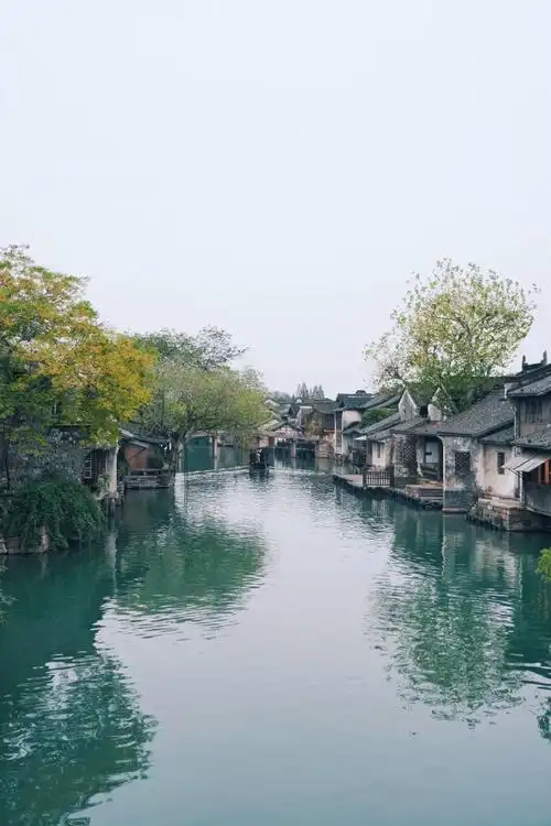 戴望舒诗中的"雨巷",终于让我在乌镇西栅景区体验了一把.