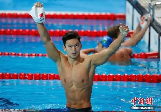 宁泽涛拍写真不怯场 肌肉健美形象阳光健康(图)