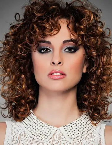 也可以是成熟妩媚女王造型,无论哪一种风格的美女,都可以将头发烫成