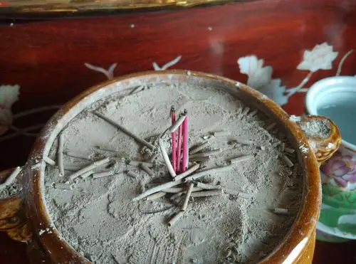 今天烧香香灰是这样的是怎么回事谁能解答一下