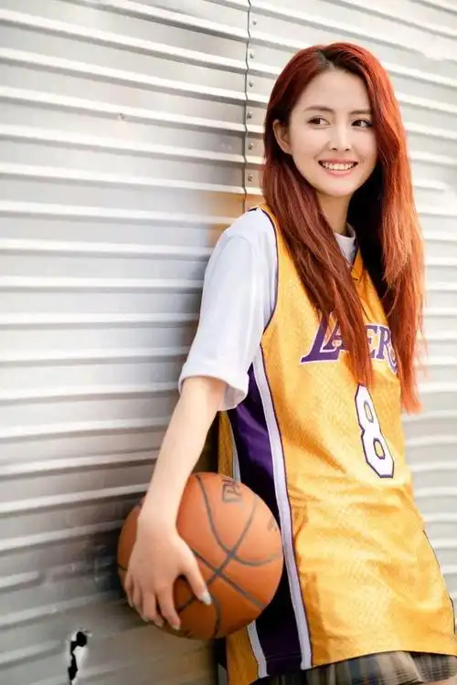 喜欢在腾讯看nba的球迷都知道,腾讯美女如云,激烈赛事搭配漂亮的女