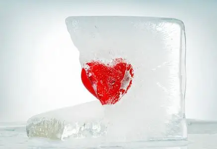 冰川融化轮廓对象集-独角兽, 蛋糕, 冰淇淋, 彩虹等冰冷的心心形冰片