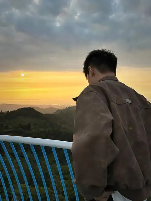 男人背影图片大全   这些背影图片如同时间的切片,定格了男人在特定