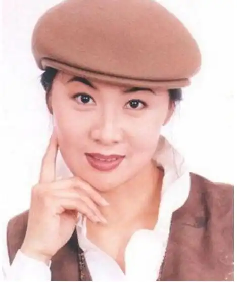 还记得《夕阳红》央视主持沈旭华吗?33岁在餐厅因推错门意外去世