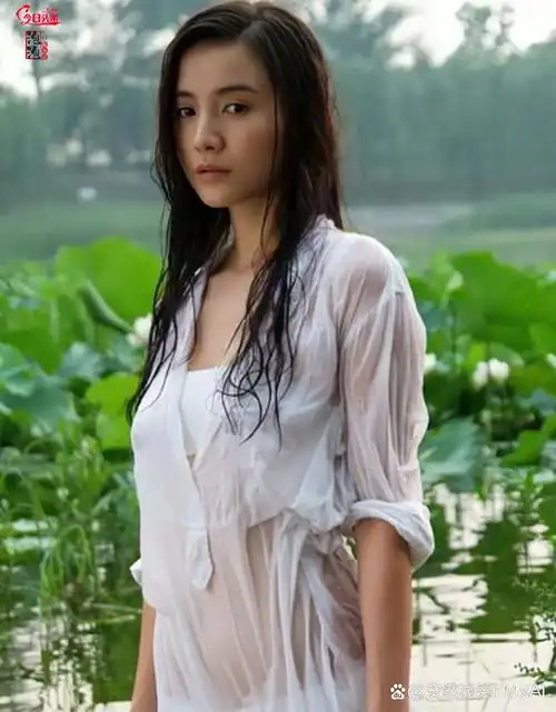 宋佳湿身雨后初晴,白衣少女在荷塘边静立,宛如画中仙子#冬季旅游去