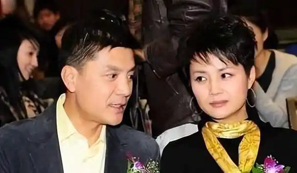 的母亲是著名演员如萍,而父亲则是浙江人民美术出版社的总编辑奚天鹰