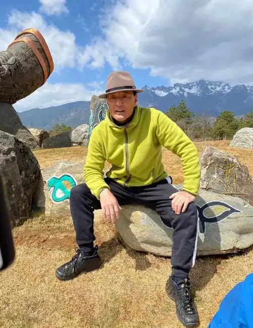 于荣光离婚早有预兆被冻结存款后现身网红餐厅面容憔悴显疲态