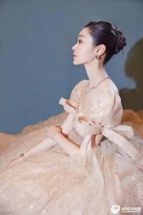 宋轶盛典活动领奖荣获年度风尚艺人