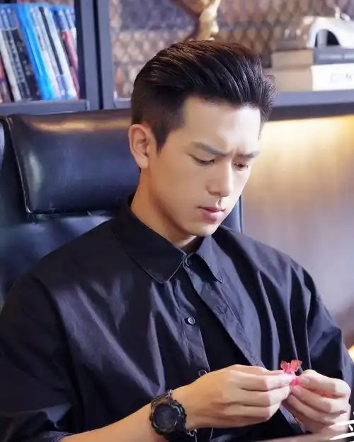 原以为李现的大背头够上头了,当看到胡一天的,网友:帅到不敢认_韩商言