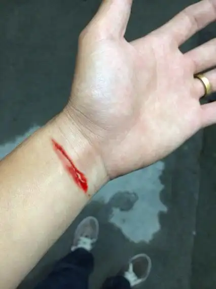 麻烦你们帮我ps张割手照片谢谢!