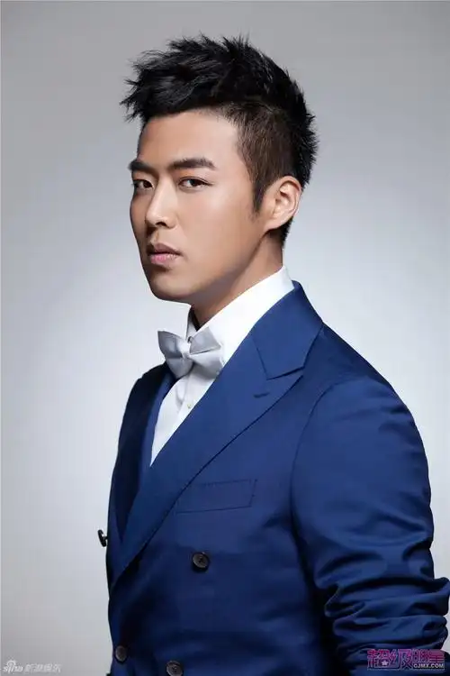 组图:王今铎西装大片眼神深邃 酷感十足