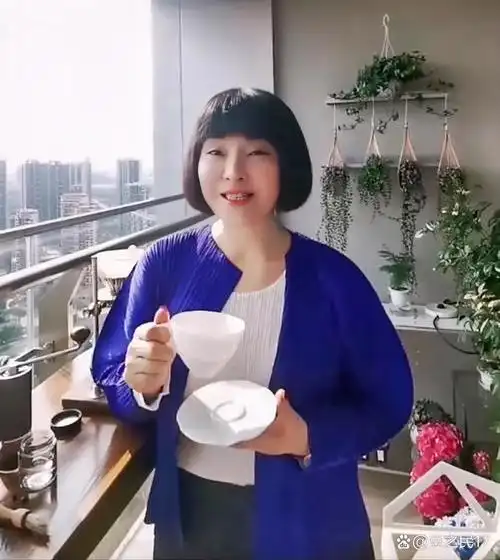 军旅歌手陈红,歌唱的是真好听,特别是那首《常回家看看》,唱哭了多少