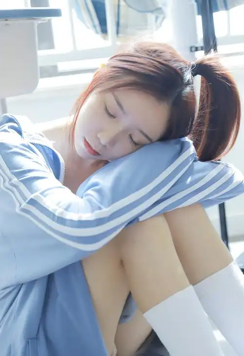 教室美女清新校服美女图片写真