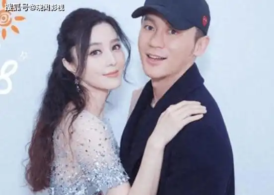 李晨有"新女友"了?"美女"紫色印花裙配咖色长发,美过范冰冰