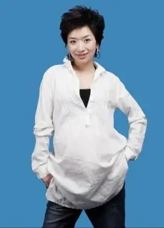 主持人王芳,嫁大15岁丈夫,怀孕8个月还在工作