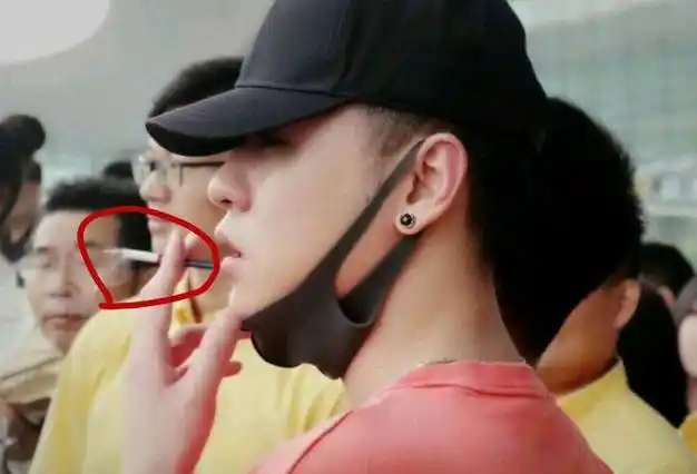 网友纷纷表示:张云雷还是不要抽烟了,这样不好.