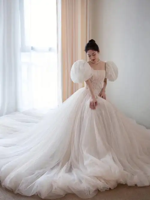 粉色雾气弥漫少女感仙气泡泡袖婚纱