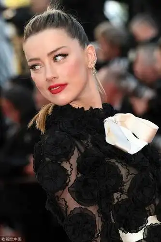 德普前妻艾梅柏-希尔德黑色蕾丝裙现身红毯秀美腿