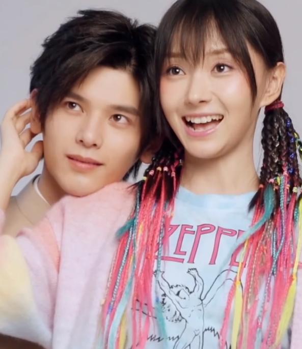 冯绍峰古力娜扎拍情侣海报,男方表情拘谨身体僵硬,一脸的求生欲