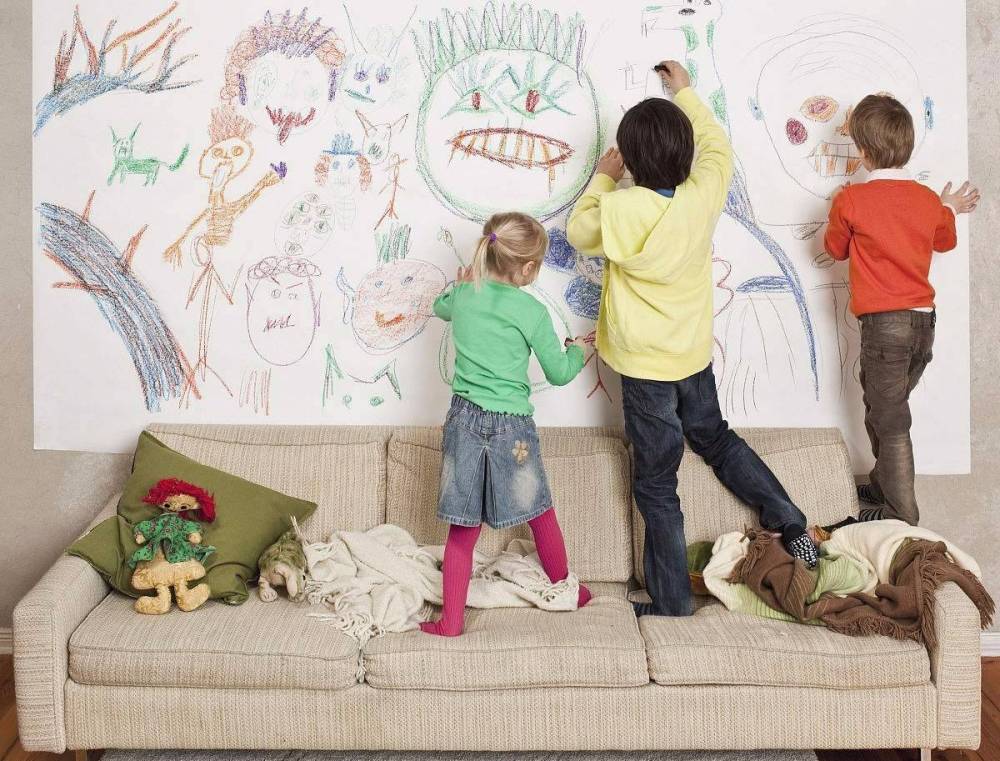 家里好多纸,但孩子就喜欢在墙上画画怎么办?