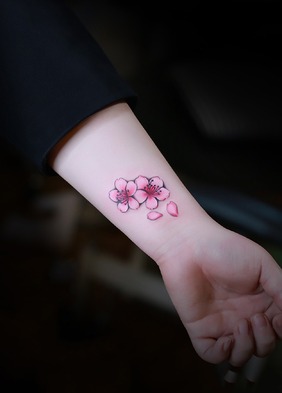 手腕处樱花个性纹身图案