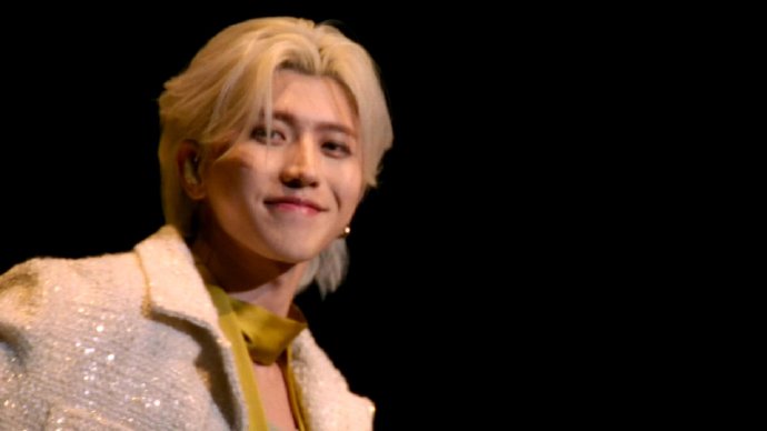 蔡徐坤闭眼侧颜