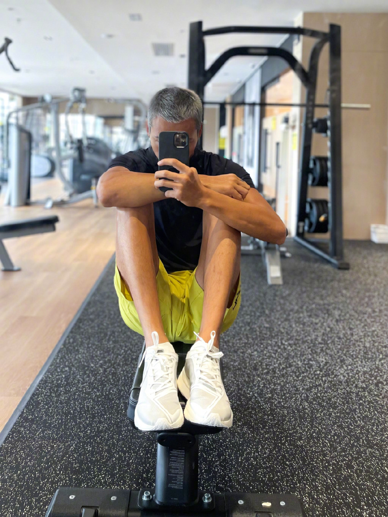 陈伟霆晒健身房银发寸头照迷之自拍角度仍难掩帅气