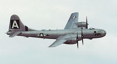 第二个b29的螺旋桨产生的力是拉着飞机走的.